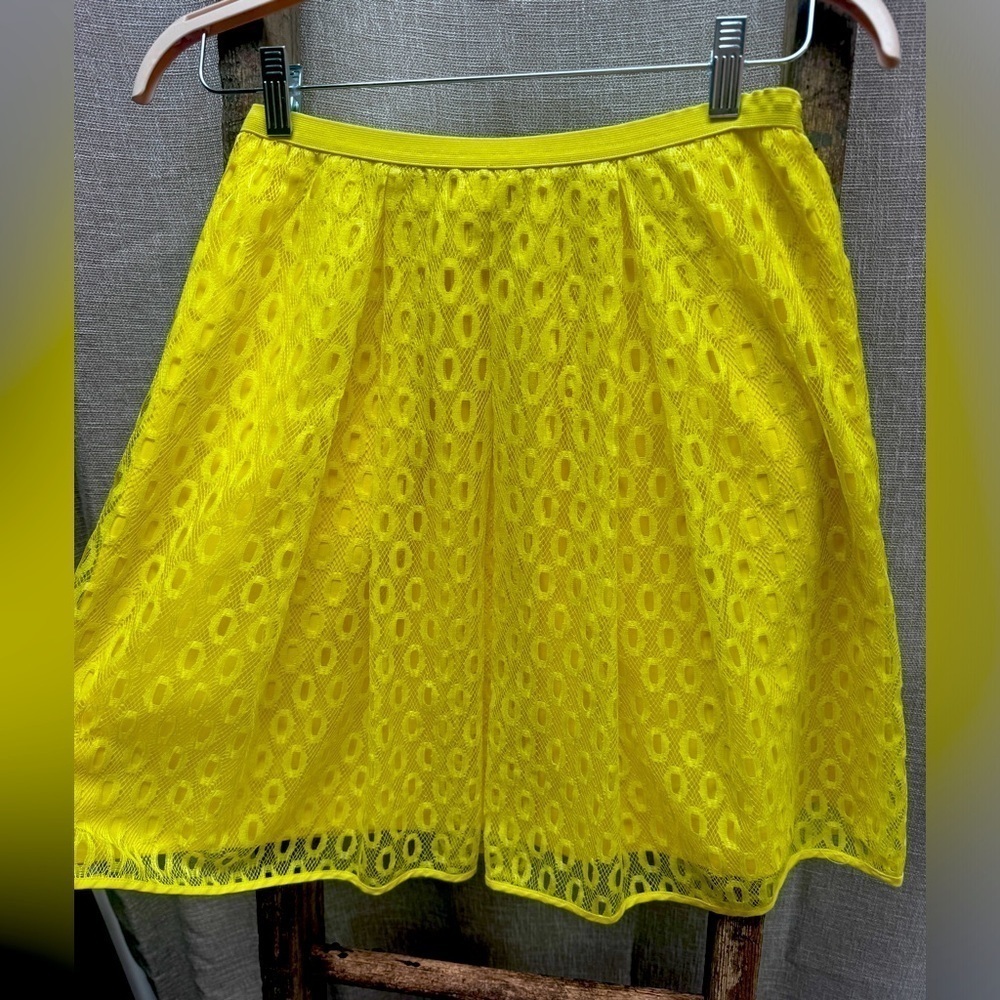 EUC Anthropologie Maeve skirt Yellow Lace with Pockets Size 4